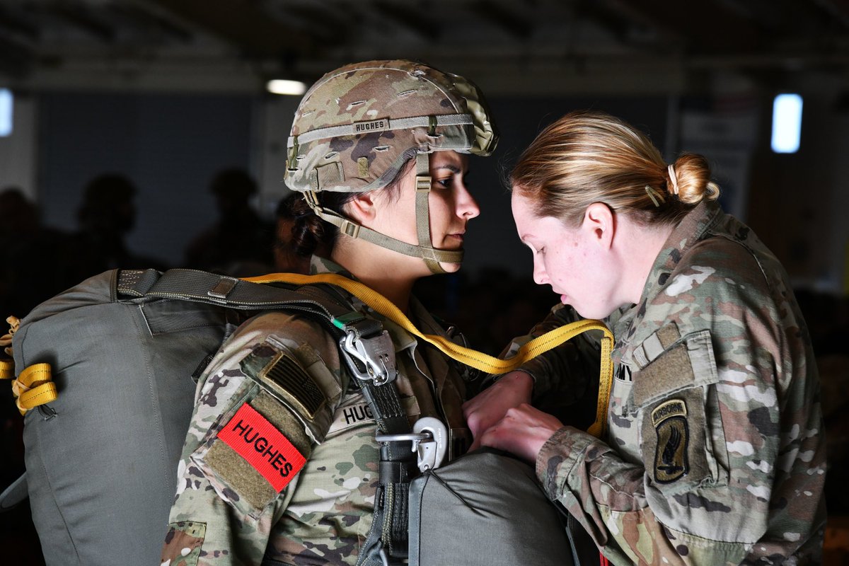 173rdAbnBde's tweet photo. #FeatureFriday ๐ช
Great weatherโ๏ธ
Great views ๐๏ธ
Great #People ๐ค
#SkySoldiers with 173rd Brigade Support Battalion had a great jump yesterday with our #Allies from the @Esercito ๐ฎ๐น Folgore Brigade.
๐ธ by Paolo Bovo
#StrongerTogether #BeAllYouCanBe #BeASkySoldier #WeAreNATO https://t.co/WLBlFQj1UX