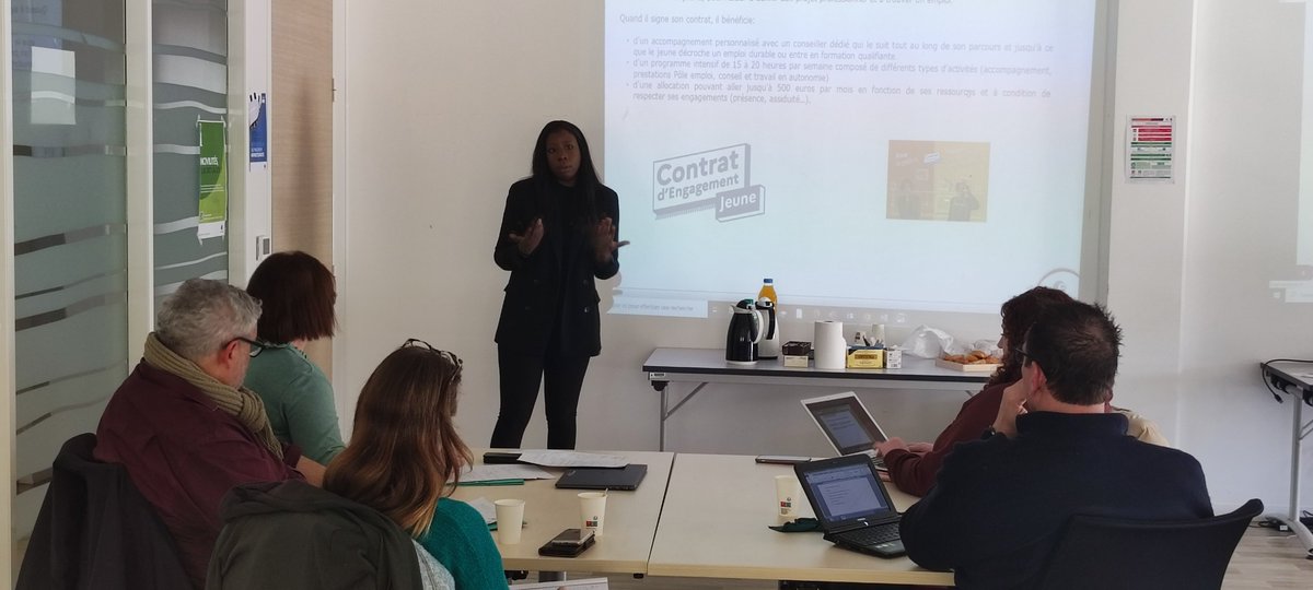 Solene_MLJ's tweet photo. Journée de l'#alternance avec @pole_emploi de Mantes, le CIO, la @MLMantois, le PRIJ de @Mantes_la_Ville, @VilledeLimay et @ManteslaJolie_ 
Présentation aux enseignants et lycéens des dispositifs contrats d'apprentissage et de professionnalisation
#TousMobilisés https://t.co/eiiRlihfMv