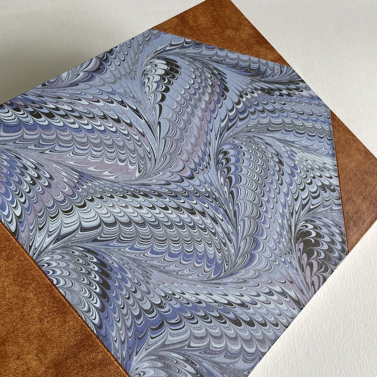 bailemorbooks's tweet photo. Can Marbled Friday be a thing? I'm too pleased with how this @MissMarbling printed paper looks with the mottled brown leather to wait until Monday.
.
#marbledpaper #halfleatherbinding #traditionalbook #bookbinder #scottishbooks #guestbook #customguestbook #bespokeguestbook https://t.co/ipM14nevIc