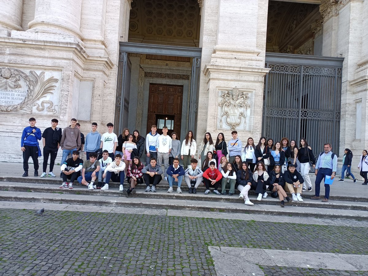 iesalonsodemad1's tweet photo. Salida de las catacumbas de San Calixto y entrada de la Basílica de San Juan de Letrán.
#Roma23 https://t.co/3lBlxRpKcn