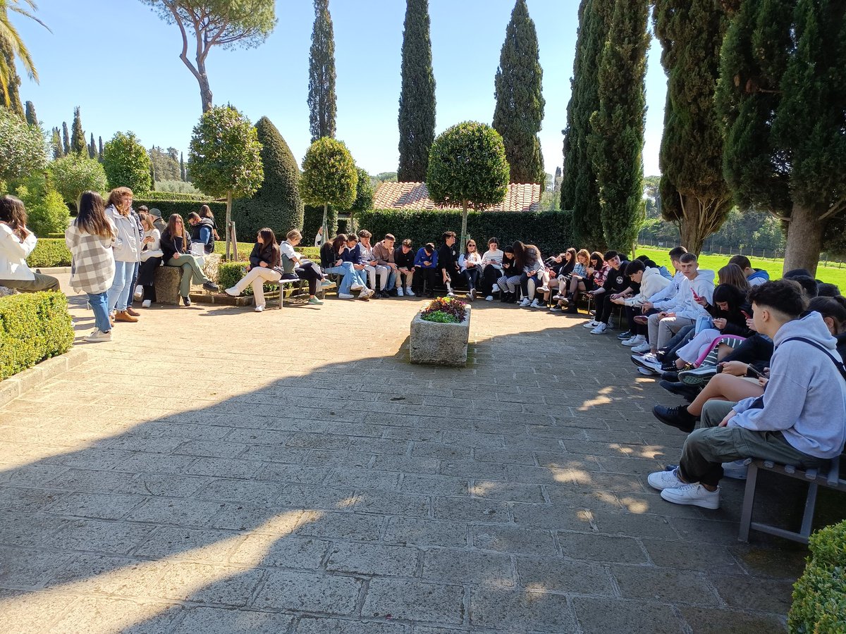 iesalonsodemad1's tweet photo. Salida de las catacumbas de San Calixto y entrada de la Basílica de San Juan de Letrán.
#Roma23 https://t.co/3lBlxRpKcn