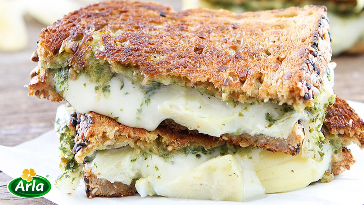 ArlaFoodsUS's tweet photo. St. Patrick’s Day AND #FeelGoodFriday falling on the same day? Now that’s luck! ☘️ Give this Pesto, Artichoke, and Havarti Grilled Cheese sandwich a try for some cheesy, green goodness today! Full recipe here: https://t.co/jCtKzqgYh6 https://t.co/nKBZ9LkRQZ