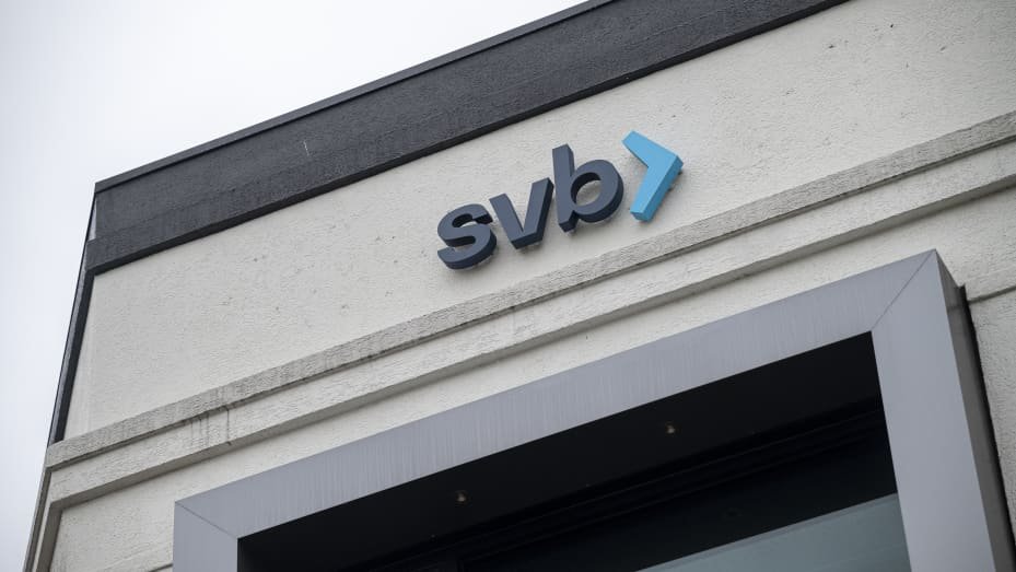 CrystalRozz's tweet photo. BREAKING NEWS🏦 : SVB Financial seeks bankruptcy protection
#SVB Financial Group said it filed for a court-supervised reorganization to seek buyers for its assets, days after its former unit Silicon Valley Bank was taken over by U.S. regulators. #WEFIRE https://t.co/Oa3mMSczYs
