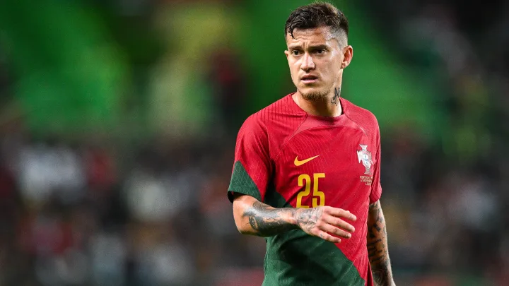 Otávio sobre recusar o Brasil

"Não me arrependo, tudo o que fiz foi com a minha própria vontade, ciente de tudo e mesmo sabendo que em Portugal muita gente seria contra, como acontece em Lisboa. Não é isso que me vai abalar nem fazer com que deixe de representar Portugal."