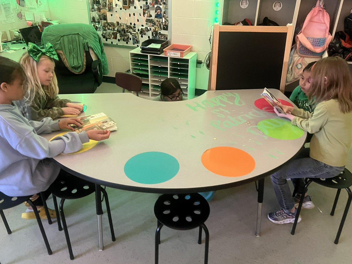 Our wonderful Kindergarteners and 4th graders enjoying their time with their reading buddies ♥️💙 #OESRockets #E2L <a href="/Boone_County/">Boone County Schools</a> <a href="/MLodeEngage/">Melissa Lode</a>