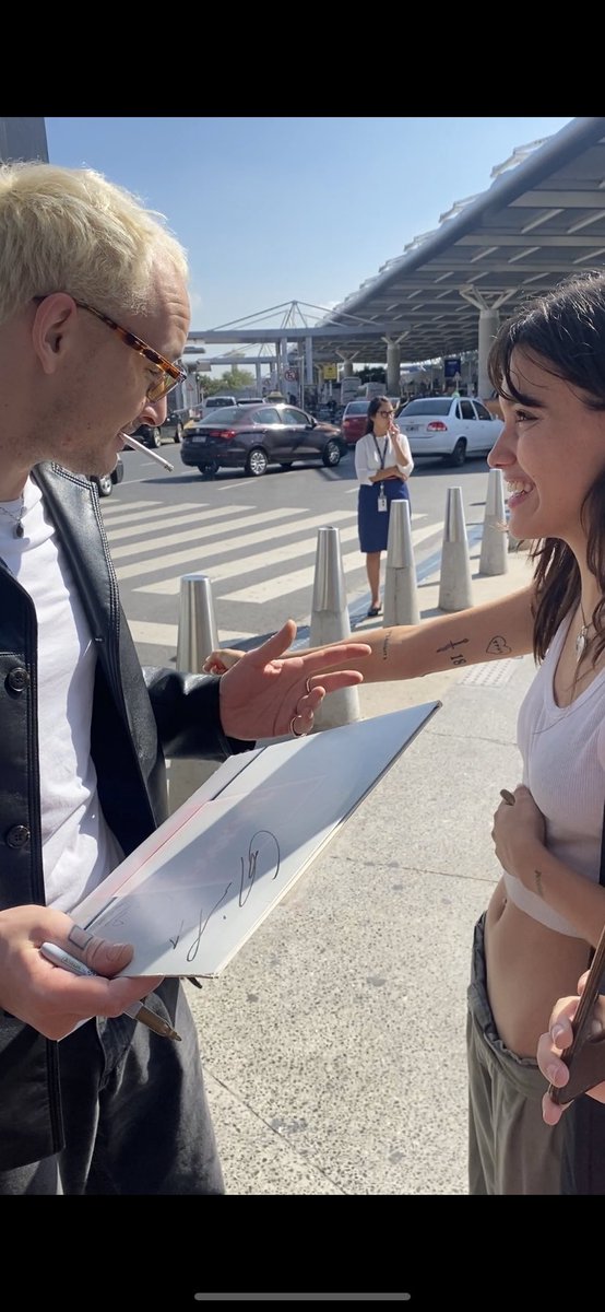 batphonw's tweet photo. conocí a los amores de mi vida, love you big time guys 💌💌💌💌 @the1975 @DirtyHit https://t.co/40f6oeZsHN