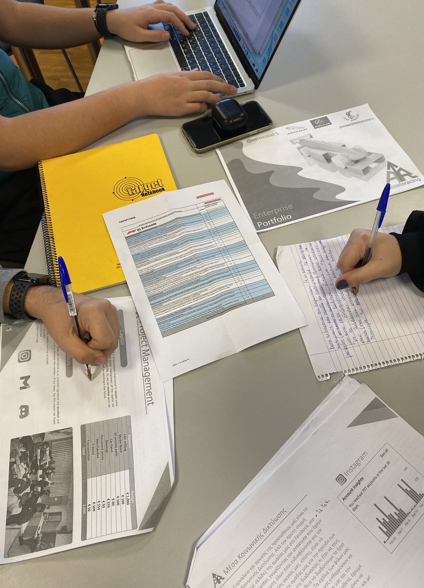 acceleracing_f1's tweet photo. Work in progress 💚💙

#f1 #f1inschools #acceleracing #progress https://t.co/kJbqC0foY9
