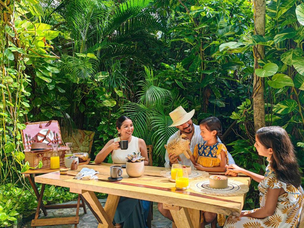 Creando momentos inolvidables en familia.
Creating unforgettable family moments.

#HotelHulKú #PlayadelCarmen #QuintanaRoo #RivieraMaya #Viajeros #México #HotelBoutique #MéxicoDestinos #MéxicoDesconocido #VisitPlaya #VisitMexico
linktr.ee/hotelhulku