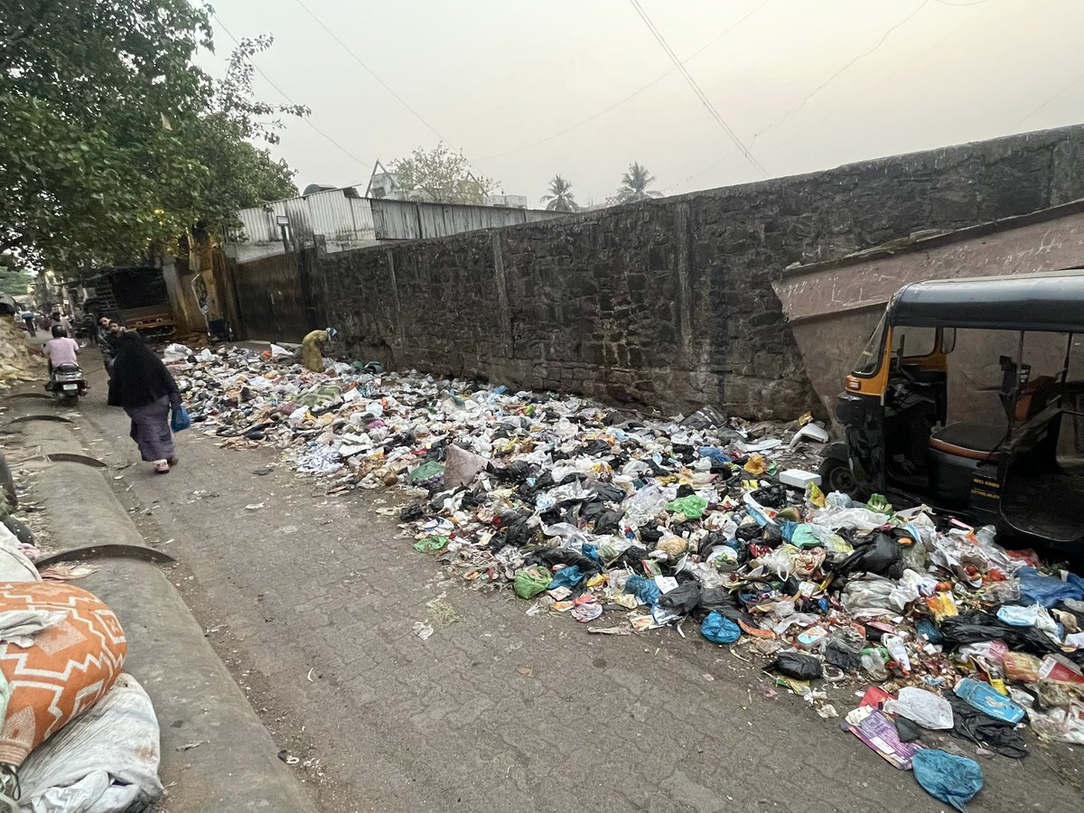 SaadanPathan's tweet photo. Garbage piles up in Pipe Line Road,near Old Micheal High School,Kurla West,Mumbai.This disposal of waste may lead to various kind of Diseases which should be the highly concern of BMC after facing Covid-19 nationwide.
I request to take strong note @mybmc @Arshadazmi72 Ji🙏 https://t.co/2V6VmSJl0W