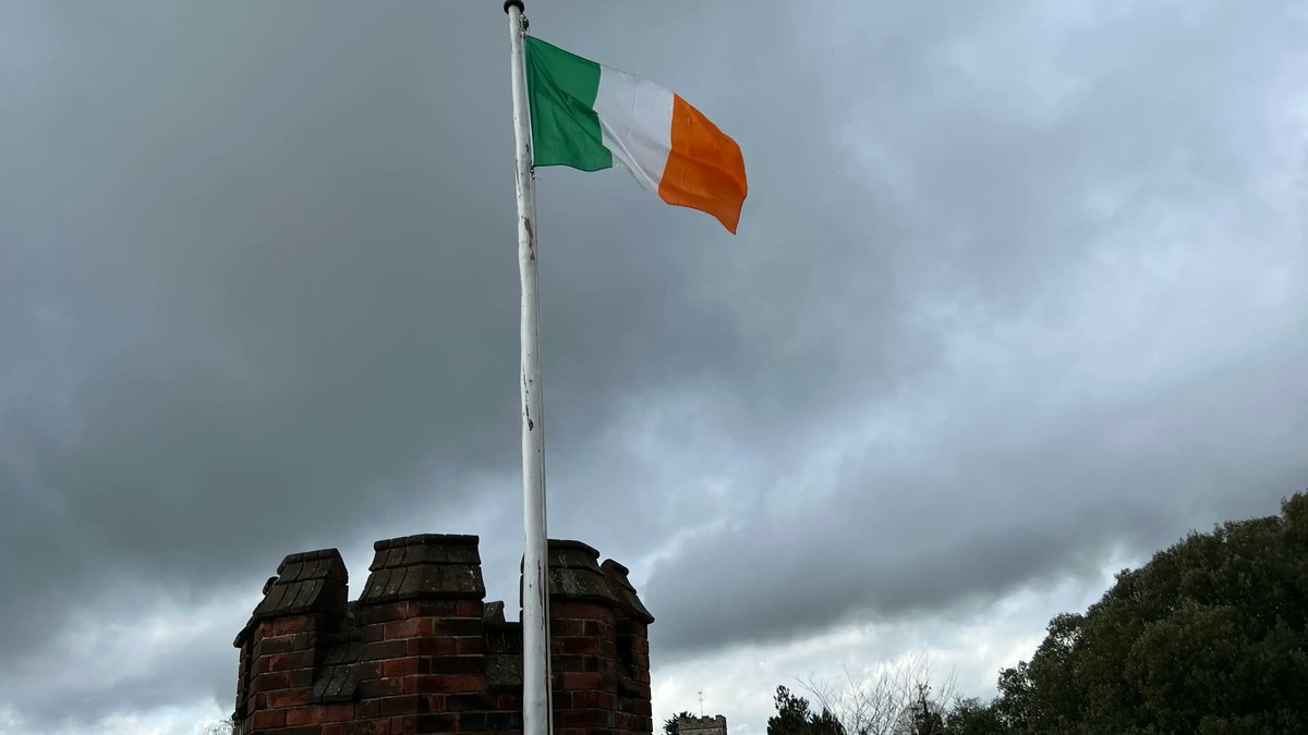 ShiplakeCollege's tweet photo. What better way to celebrate #StPatricksDay2023 than with an Irish themed lunch! From Irish lamb stews to Shamrock shakes and green velvet cupcakes, our catering staff pulled out all the stops today with both the food and decorations on point! #ShiplakeFood #ShiplakeCreative https://t.co/VdoVqd23EX