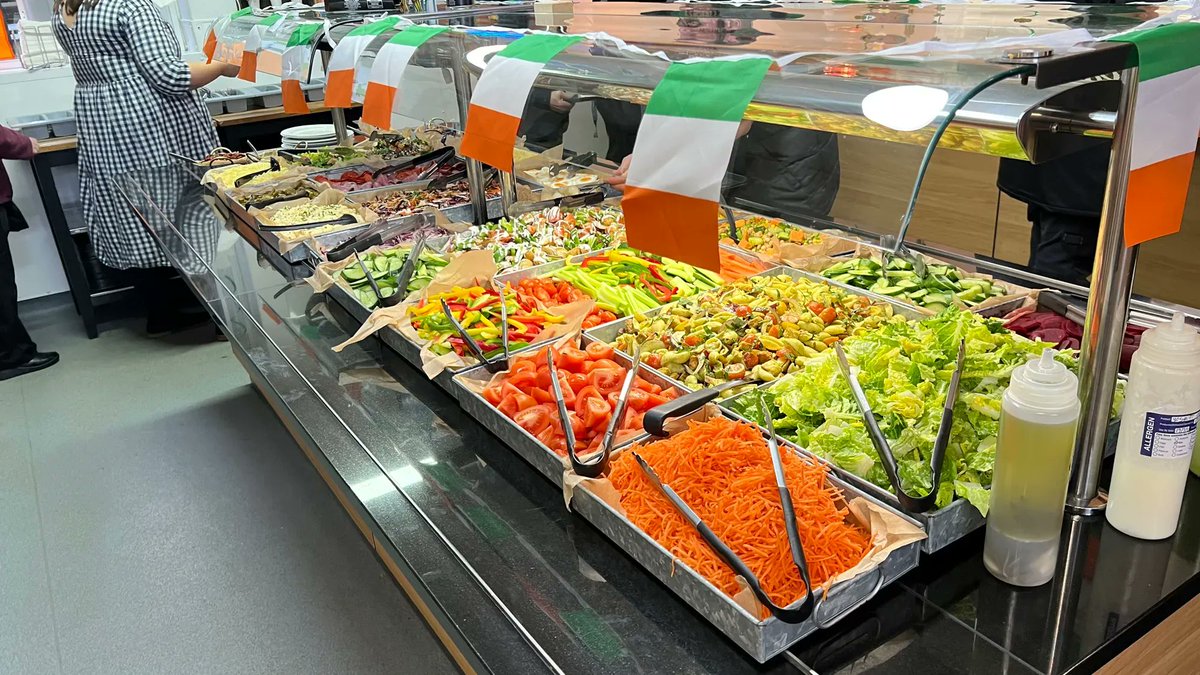 ShiplakeCollege's tweet photo. What better way to celebrate #StPatricksDay2023 than with an Irish themed lunch! From Irish lamb stews to Shamrock shakes and green velvet cupcakes, our catering staff pulled out all the stops today with both the food and decorations on point! #ShiplakeFood #ShiplakeCreative https://t.co/VdoVqd23EX
