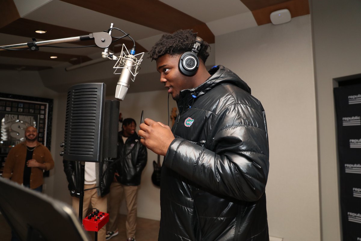 GatorsFB's tweet photo. In the studio with @RepublicRecords 🎶
We had the opportunity to learn from CEO of Republic Records, Monte Lipman, and get hands on experience in the recording studios where some of the world's most popular artists make music.
#GatorMade | #GatorsInGotham https://t.co/JmMU4o5UoH