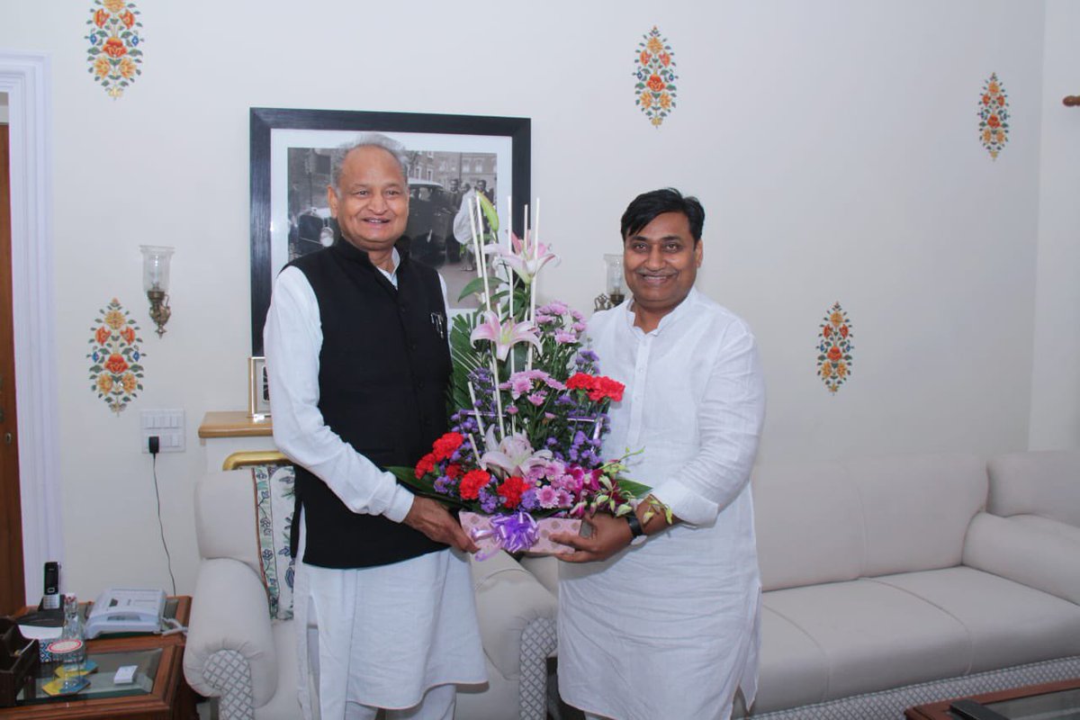 ashokgehlot51's tweet photo. ��स बजट में मैंने प्रदेशवासियों की भावनाओं के अनुरूप निर्णय किए हैं। मुझे खुशी है कि पूरे प्रदेश की आकांक्षाएं बजट से पूरी हुई हैं। PCC द्वारा अधिवेशन में दिए प्रस्तावों को भी इस बजट में शामिल किया गया है। राजस्थान की जनता के लिए बचत, राहत और बढ़त का सिलसिला ऐसे ही चलता रहेगा। https://t.co/1utv7Jf3vY