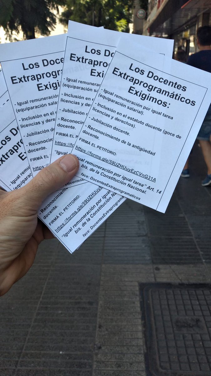 DocentesExtra's tweet photo. #docentesExtraprogramaticos 
"Igual remuneración por igual tarea" Art. 14 bis de la C.N. // Firmá el petitorio https://t.co/Yg3uByyNCD https://t.co/8ZwcGa00bS
