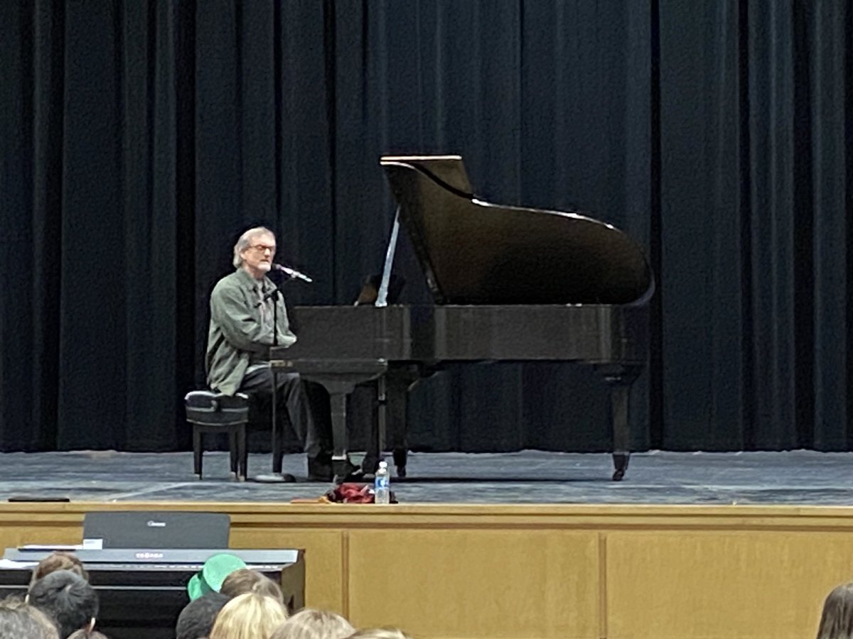 Mike Reid performing for the students in a life experience master class.