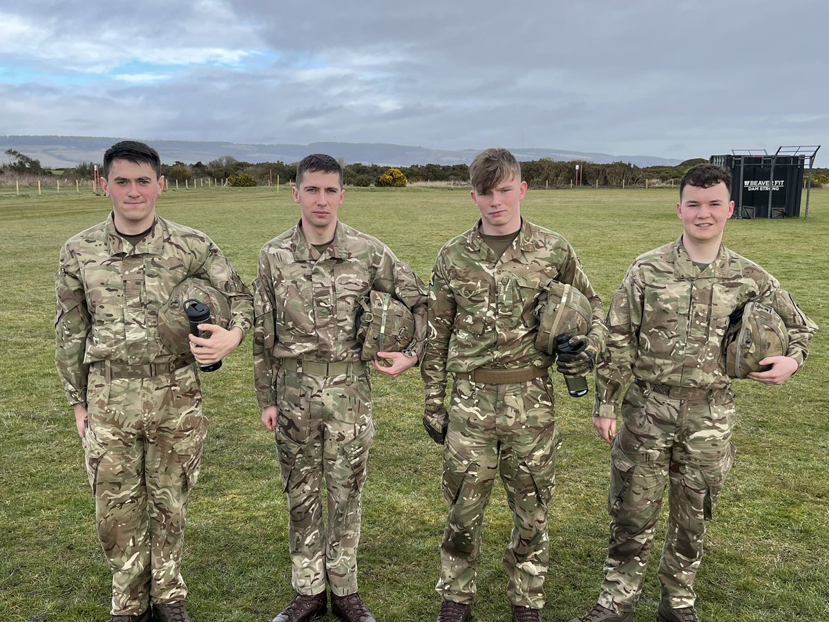 3SCOTS_CO's tweet photo. We have some talented individuals in the battalion. Here are our newly qualified pipers and drummer, including Ptes Spires (piper) and Small (drummer) who were top of their class. Not bad at phys either.. 💪🔻🏴󠁧󠁢󠁳󠁣󠁴󠁿🔻 https://t.co/Umnu41L1N5
