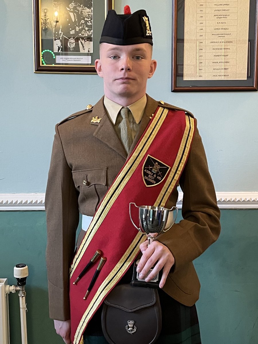 3SCOTS_CO's tweet photo. We have some talented individuals in the battalion. Here are our newly qualified pipers and drummer, including Ptes Spires (piper) and Small (drummer) who were top of their class. Not bad at phys either.. 💪🔻🏴󠁧󠁢󠁳󠁣󠁴󠁿🔻 https://t.co/Umnu41L1N5