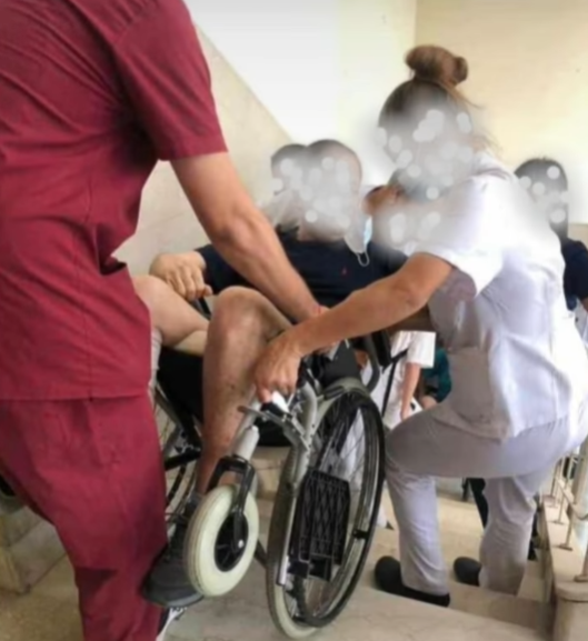 matiasgazcon's tweet photo. Por primera vez desde su inauguración el 27 de mayo de 1939, el Hospital Militar Central quedó inoperativo. Y los médicos tuvieron que evacuar a los pacientes a cuestas. El kirchnerismo se supera todos los días. https://t.co/zTGchewQsX