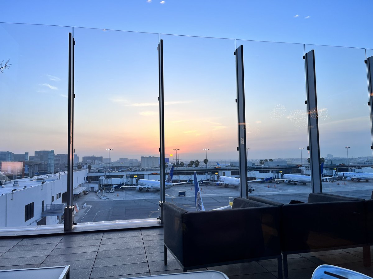 ElysianBound's tweet photo. Beautiful sunrise over @flyLAXairport @united https://t.co/DzDLsaXPiH