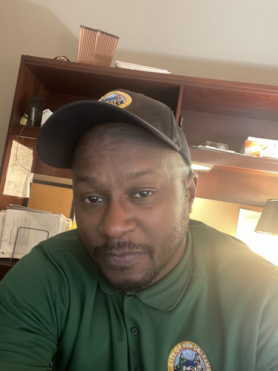 UsernameChucks's tweet photo. I wore Green today because it’s my favorite color. #noceilings #nowindows #StpatricksDay #HappyFriday #lightshining https://t.co/BtfUQv0Rp0