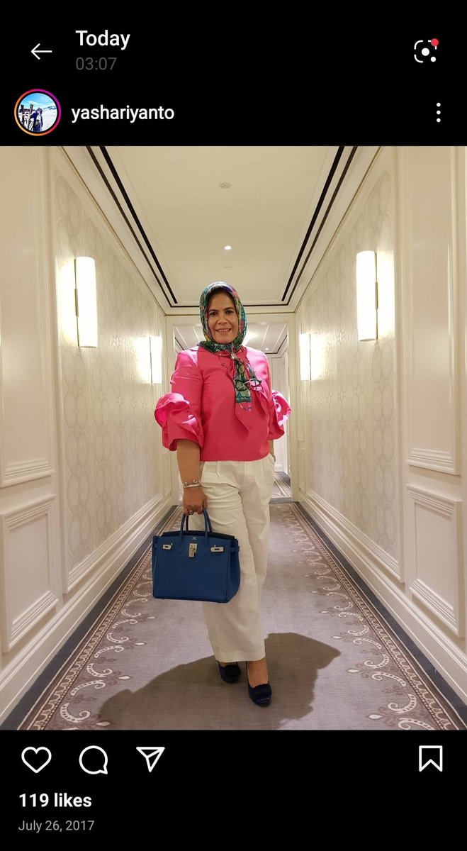 PartaiSocmed's tweet photo. Simsalabim!! Langsung di private akun IG isterinya Sekdaprov Riau, SF Hariyanto 😂 
Coba tebak berapa harga tas pada gambar yg kiri dan yg kanan? https://t.co/UGeyNXLdOq
