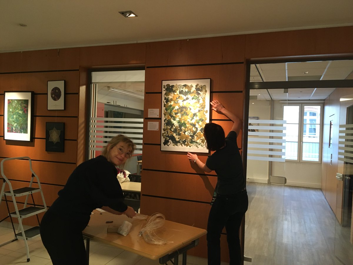 Fideliance's tweet photo. ♠ [Jeux de Dames] C'est le retour de l'opération Les Vitrines de l'art, organisée par l'association Jeux de Dames. Nous avons la chance d'exposer le travail de deux artistes, dans nos locaux à Fontainebleau pendant tout le mois de mars.

#jeuxdedames #oeuvres #artistesfeminines https://t.co/fo7kvnfs6j
