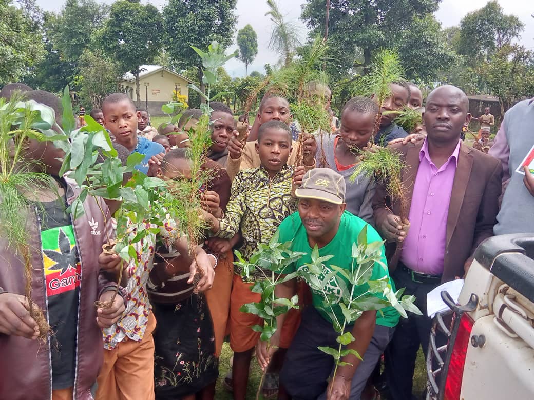 Conserve_Ug's tweet photo. #Kisoro
"Rains have started. We have planted 50 trees with children," says Tugumisirize Francis.

We encourage people to visit our @MillionTrees_Ug Nyanamo tree nursery beds and get trees for growing as we join hands to take actions inline with Uganda's Eco-Community Restoration https://t.co/shepzoA4Zb