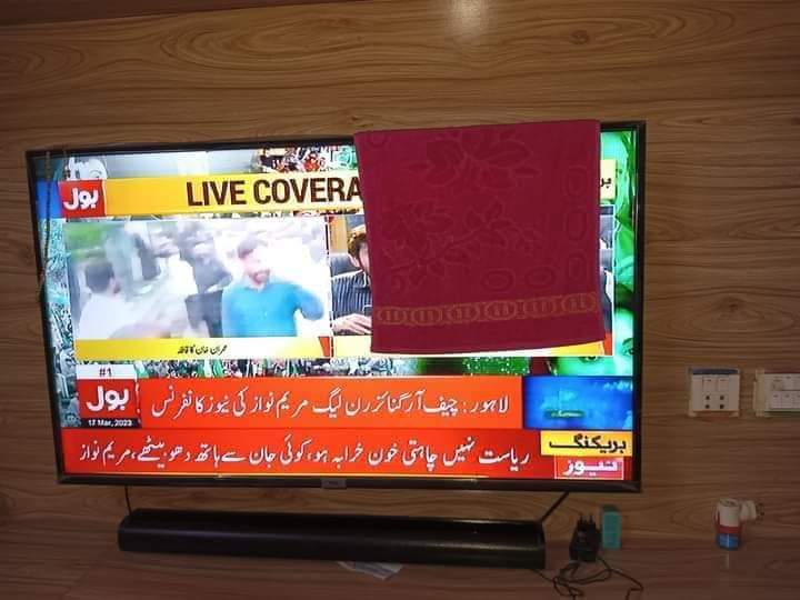 MSK_Offiicial's tweet photo. The PTI's walas...!!! Watching one side of the TV to watch #ImranKhan rally going to court, the other side is covered so that they don't get to see #Marym Nawaz. They don't take chances. https://t.co/qfcfnheIem