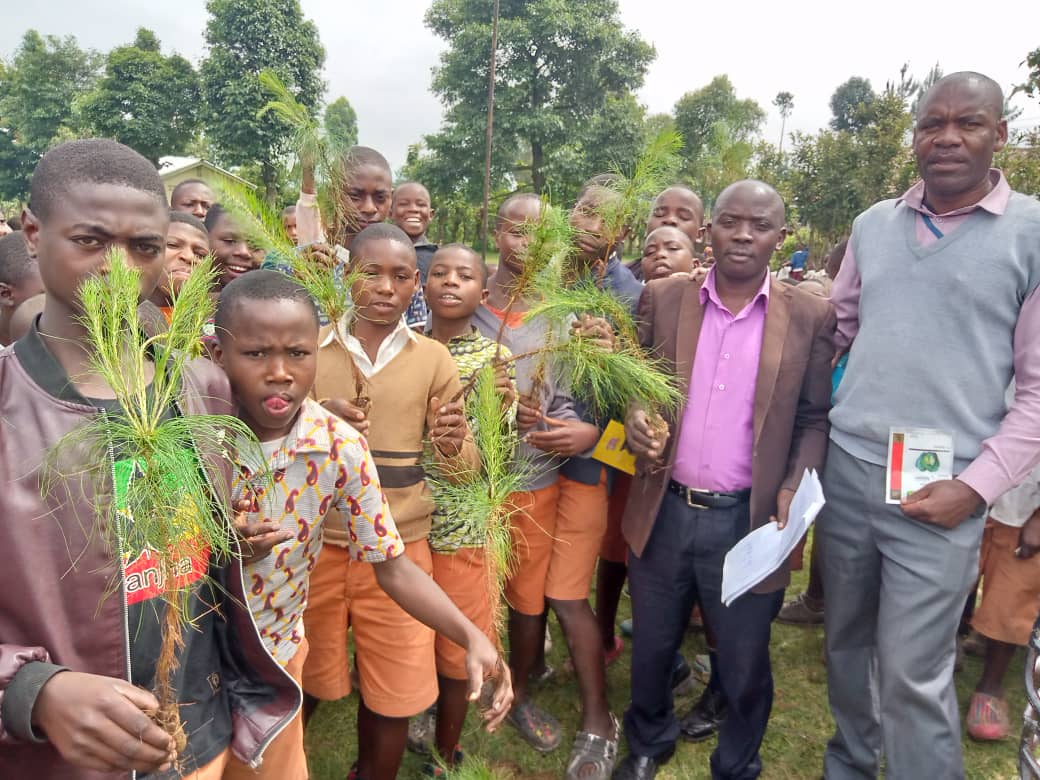 Conserve_Ug's tweet photo. #Kisoro
"Rains have started. We have planted 50 trees with children," says Tugumisirize Francis.

We encourage people to visit our @MillionTrees_Ug Nyanamo tree nursery beds and get trees for growing as we join hands to take actions inline with Uganda's Eco-Community Restoration https://t.co/shepzoA4Zb