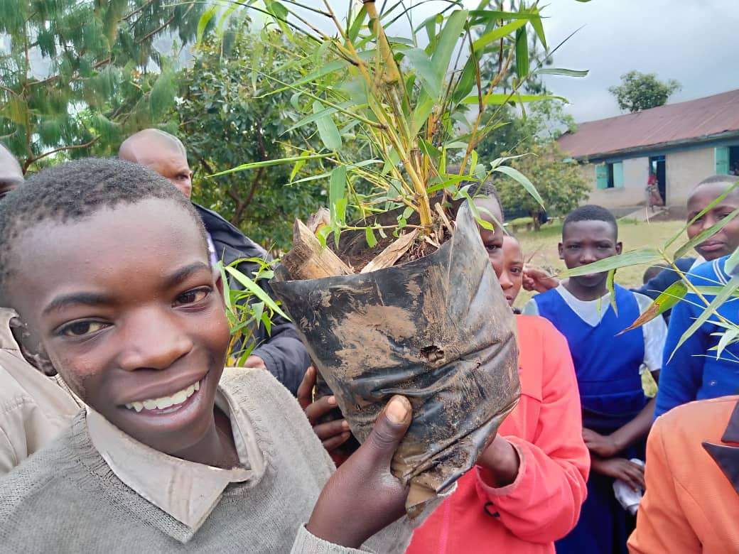 Conserve_Ug's tweet photo. #Kisoro
"Rains have started. We have planted 50 trees with children," says Tugumisirize Francis.

We encourage people to visit our @MillionTrees_Ug Nyanamo tree nursery beds and get trees for growing as we join hands to take actions inline with Uganda's Eco-Community Restoration https://t.co/shepzoA4Zb