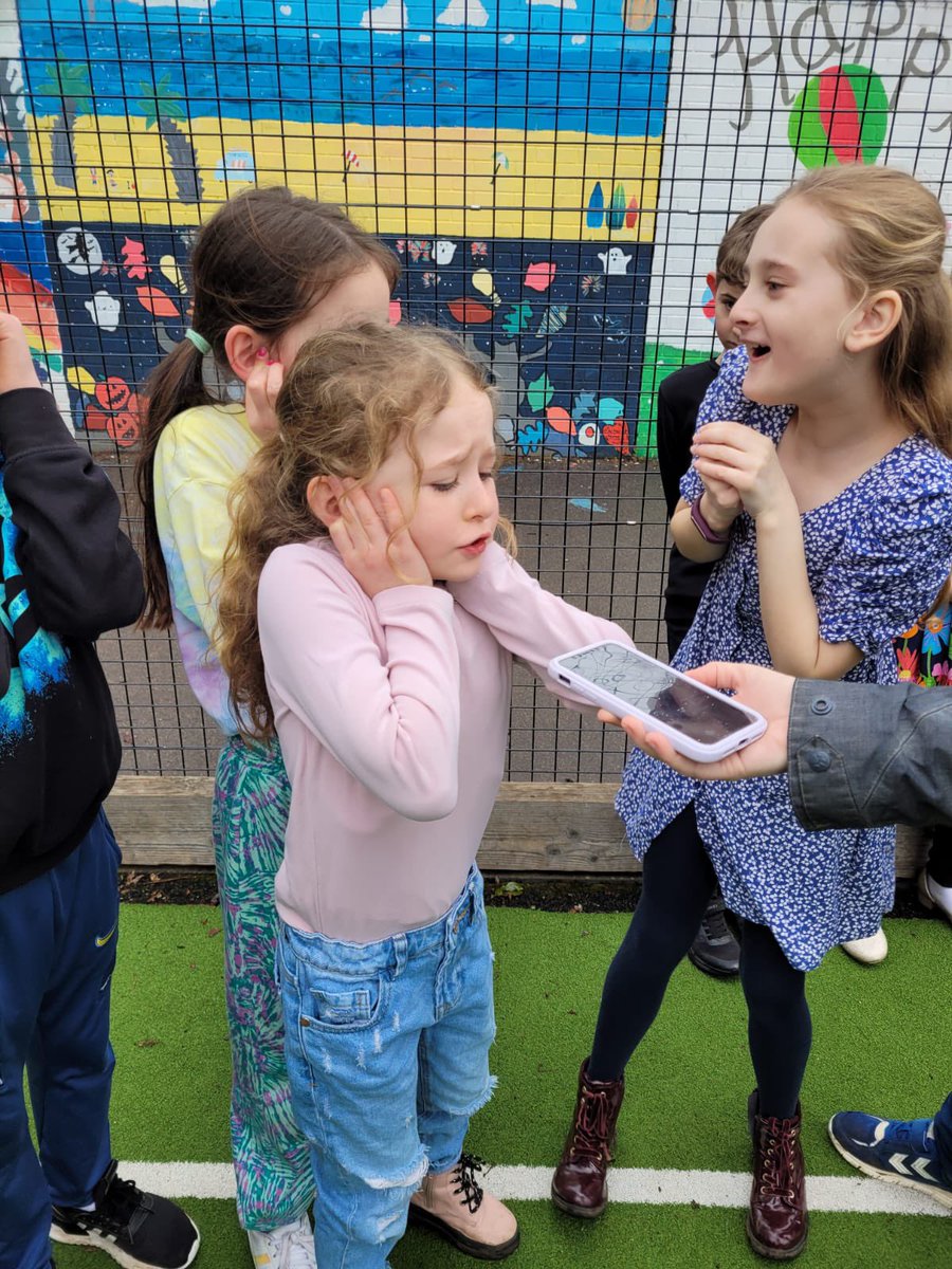 DanesfieldY4's tweet photo. Can you run as fast as a pig? What about can you squeal as loud as a pig? We found out this morning! #ScienceWeek #FarmLive 🐷🐷🐷 https://t.co/9ALX8V45F1