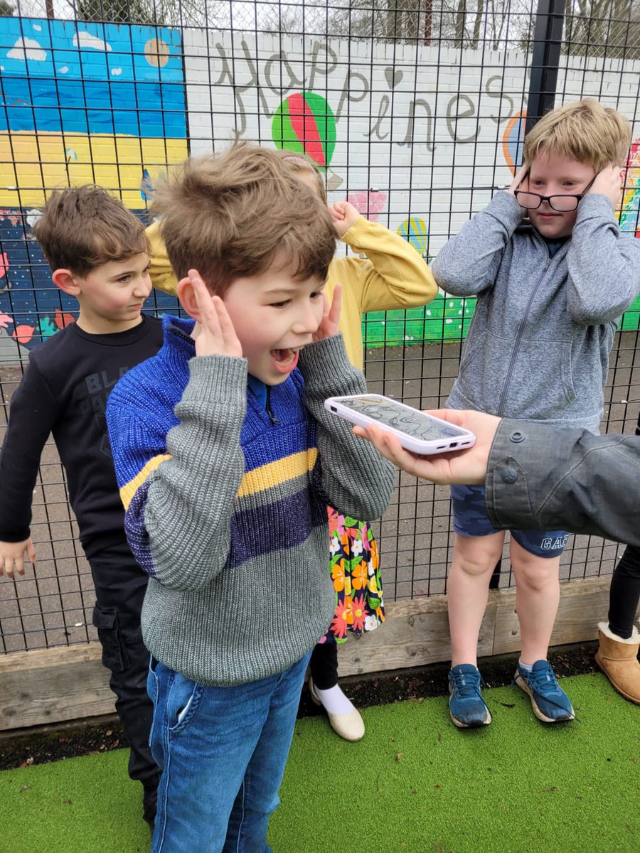 DanesfieldY4's tweet photo. Can you run as fast as a pig? What about can you squeal as loud as a pig? We found out this morning! #ScienceWeek #FarmLive 🐷🐷🐷 https://t.co/9ALX8V45F1