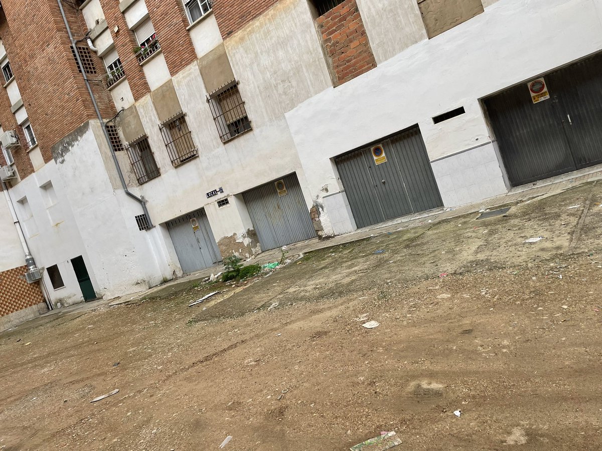 BadajozQuejas's tweet photo. Una vergüenza que lleve esto así toda la vida sin asfaltar,pisos grupos presidente carracedo, @aytodebadajoz https://t.co/Asd8ypo7xH
