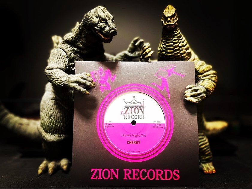 MITCHUNGOOD's tweet photo. SHOCKING ZION PINK !
ZION RECORD 第二弾
Ambitious Man KAORU (Day Side)
&
Ghouls Night Out CHERRY (Night Side)
このカップリングシングル盤は🔥
大ちゃん 音源ありがとうな!
#ZIONRECORDS
#MADEINJAPAN
#BULLTHEDOUGS
#ZOUO #DANSEMACABRE
#StrugglingHarshImmortals
#DETERMINATIONS https://t.co/mSSkldjzS3