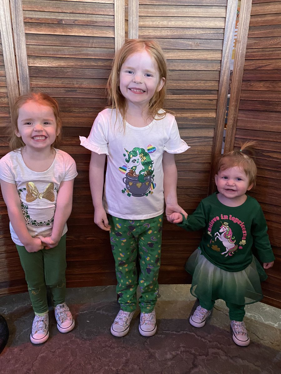 gatztasha's tweet photo. Lucky to be these three’s mama!! #gingerslovethisholiday https://t.co/NgGgOLOFBV