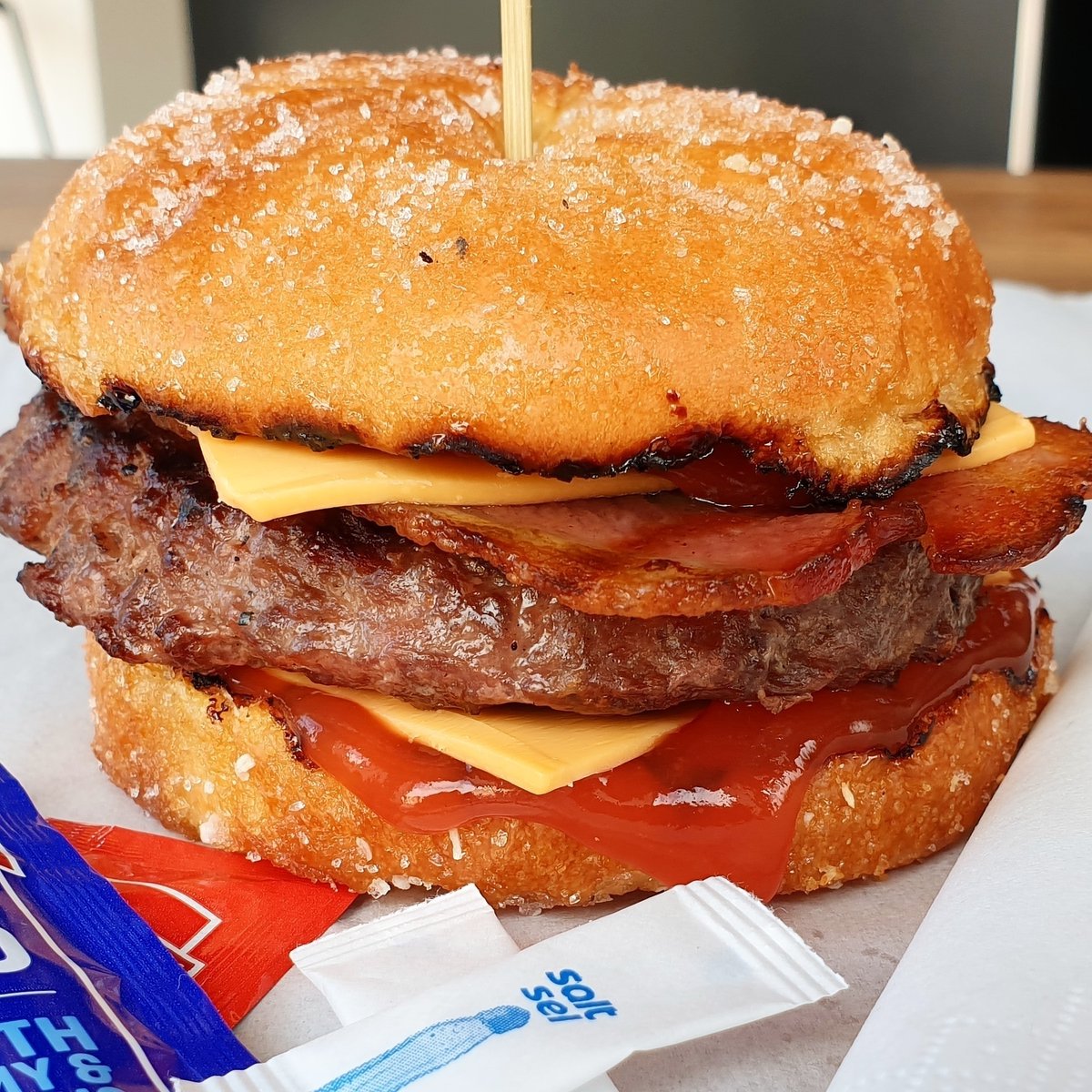 snackeroonys's tweet photo. It's Friday...."hallelujah", I hear you say.
Kick back, take it easy and let us feed your family for you.
Why not try this months "Special Guest Star" the Gourmet Glazed Donut Burger, meat or vegetarian options are available.
#snackeroonys #streetfood #springgrovecorner #london https://t.co/HyLaoPLXmL