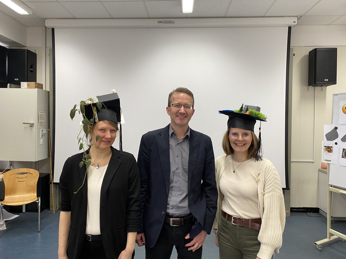 Benjamin_Brkhrd's tweet photo. Happy and proud to have such excellent PhD students like @ClaudiaCzyk and @TWubbelmann that succesfully defended their theses on #ecosystem_services @PhyGeo_LUH @UniHannover ๐๐ฉโ๐๐ฉโ๐๐๐ https://t.co/Y6cMfr3IZg