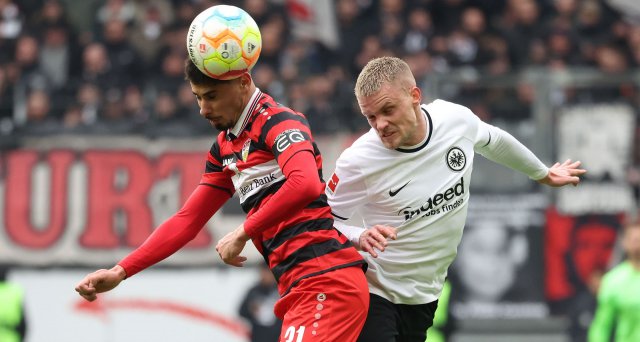 Neue Erkenntnisse zu Kopfbällen bei Fußballern:  Stockholm – Männliche Profifußballer haben einer schwedischen Studie zufolge ein rund anderthalb mal so hohes Risiko für Alzheimer und andere neurodegenerative… dlvr.it/Sl34qV #LancetPublicHealth #alzheimer #fussball