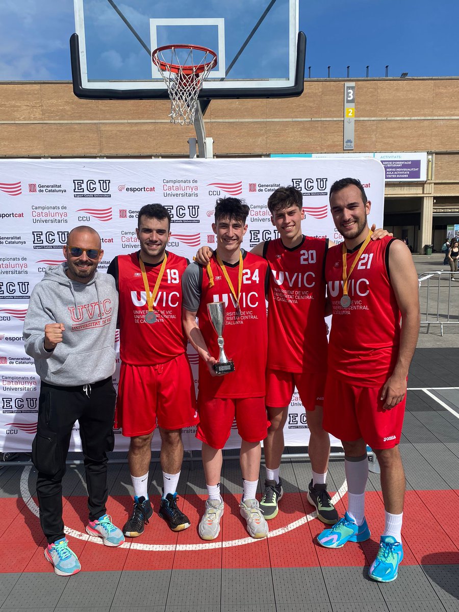 EsportsUVic's tweet photo. Enhorabona nois!👏👏👏
L'equip de bàsquet 3x3 classificat en 2a posició als Campionats de Catalunya universitaris @esportcatuni 

@uvic_ucc @UVicLife @dpleins @coachperebcn @saloensenyament #esportuniversitari @UManresa @u_medicina https://t.co/EIc6atOnzB