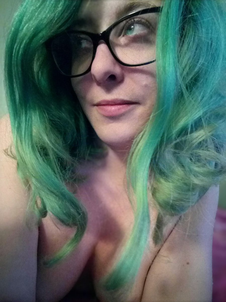 PollyPockets69's tweet photo. Remembering that time I had green hair 💚💚💚 #greenday #StPatrickDay #happycorporatebingedrinkingday #greenhair #girlswithglasses #FlashbackFriday https://t.co/Ag1vuMgmVt