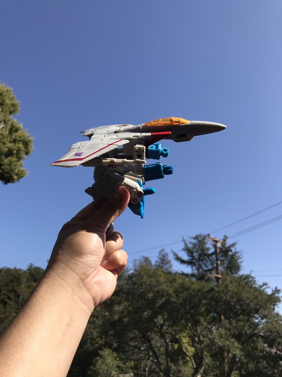 Bobby_Rubio's tweet photo. Heading to the weekend like #Starscream in #GerwalkMode!
Been busy drawing robots. It’s all good, I grew up loving #Transformers and #Robotech so I’m having fun! This is just me messing around in the backyard.
I absolutely adore #Macross
Have a great weekend everybody! https://t.co/rwUctsWBxE