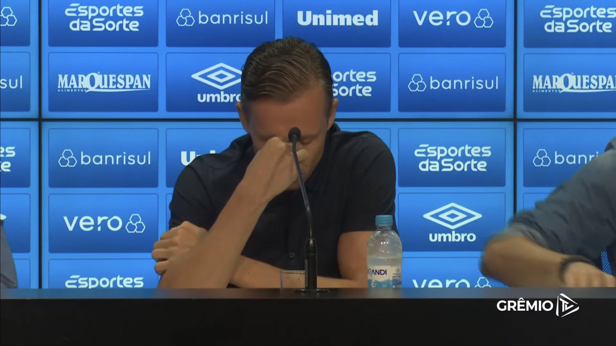 FBITricolor's tweet photo. Em coletiva, médicos do clube anunciam que Lucas Leiva encerrará a carreira por conta dos problemas no coração.

Lucas chorando na coletiva. Momento muito difícil.

Obrigado por tudo, @LucasLeiva87, pode ter certeza que a nossa torcida é muito grata. Tu és um grande gremista. https://t.co/DpNfHWSyWl
