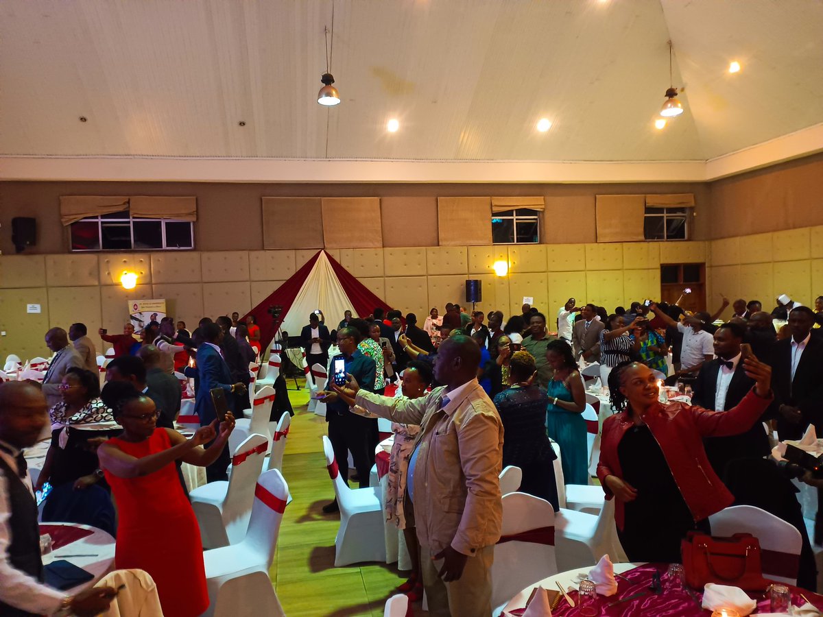 Kevo_Eight's tweet image. Candle lit dinner well organized by @SPUNairobi
@SPUKenya
#SPUALUMNIDINNER 
#Classof2016