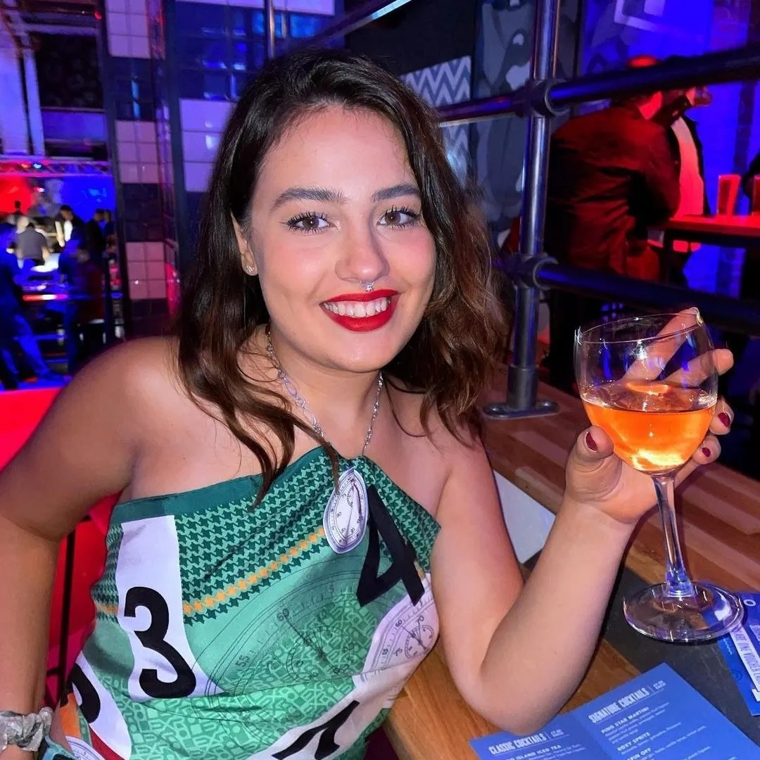 It's wine o'clock . Enjoy a few cheeky drinks before hitting the lanes🍷 🎳 

📸 @millsfern
#roxylanes #friday #winetime