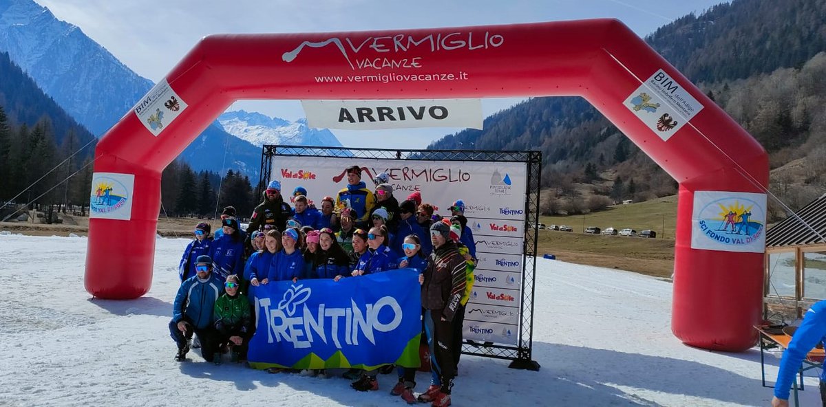 Ai nostri atleti trentini, che posano sorridenti per la foto, e a tutti gli altri concorrenti del campionato, facciamo un grosso in bocca al lupo 🐺 per le prossime gare in programma domani e domenica al Centro Fondo Madonna di Campiglio 💪✊ !!