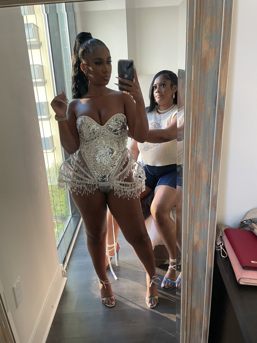 I know prom is around the corner so girliesss💕 If you’re interested in purchasing any of these custom pieces hit me up before they’re gone!