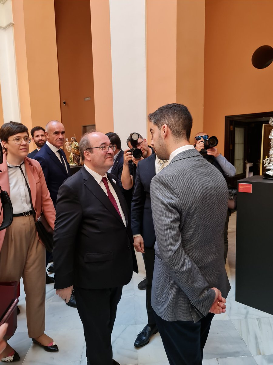 do_restauracion's tweet photo. Hoy se ha inaugurado en el @Ayto_Sevilla la exposición #SevillaFecit23 en la que hemos participado con la imagen de San Miguel Arcángel de @HdadVeraCruzLos.
Gracias al Ministro de Cultura @miqueliceta y a @antoniomunozsev por su interés y colaboración con la @GremioArteSacro. https://t.co/xKkIgZCIBC