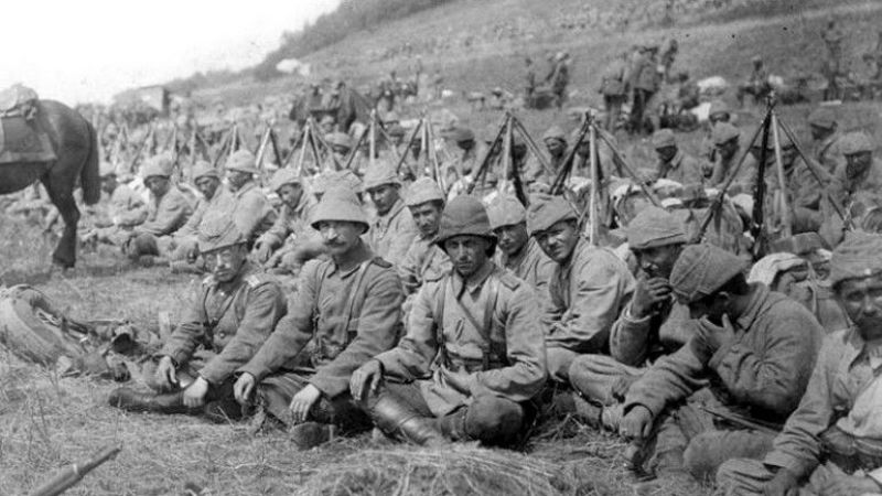 aksarayedutr's tweet image. "Bastığın yerleri “toprak” diyerek geçme, tanı,
Düşün altındaki binlerce kefensiz yatanı." 🇹🇷 

#ÇanakkaleZaferi'nin 108. yılı kutlu olsun.

Başta Gazi Mustafa Kemal Atatürk olmak üzere, silah arkadaşlarını ve destan yazan tüm şehitlerimizi saygı ve özlem anıyoruz.@ProfYusufSahin