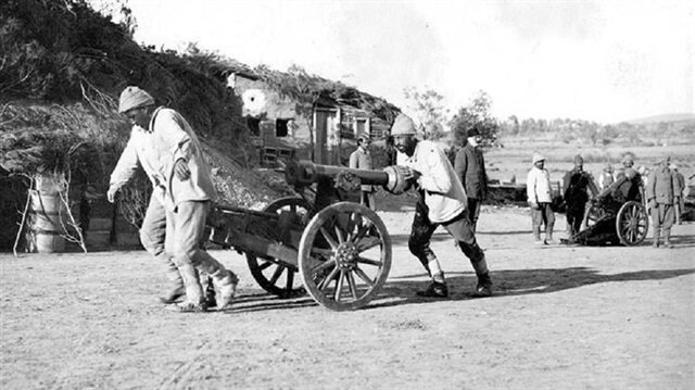 aksarayedutr's tweet image. "Bastığın yerleri “toprak” diyerek geçme, tanı,
Düşün altındaki binlerce kefensiz yatanı." 🇹🇷 

#ÇanakkaleZaferi'nin 108. yılı kutlu olsun.

Başta Gazi Mustafa Kemal Atatürk olmak üzere, silah arkadaşlarını ve destan yazan tüm şehitlerimizi saygı ve özlem anıyoruz.@ProfYusufSahin