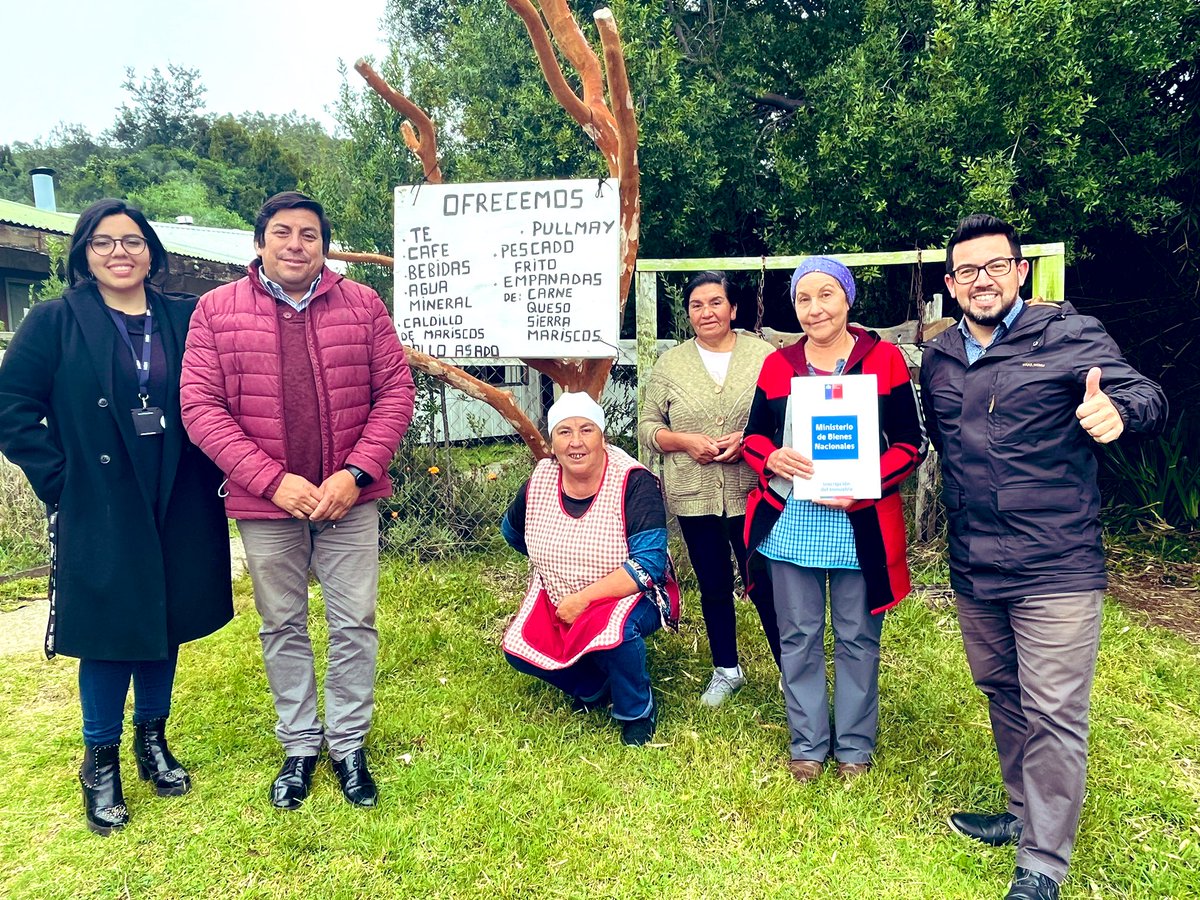 LosRiosBBNN's tweet photo. ♥️ El seremi @JorgePachecoRo7 entregó la renovación de concesión de un inmueble fiscal a la Agrupación Mujeres Productoras de Hortalizas #Chaihuín #Corral para continuar desarrollando sus labores y dando empuje a las mujeres de la zona #MesDeLaMujer #PresentesPorUnMejorFuturo https://t.co/AfpBRxhdZJ